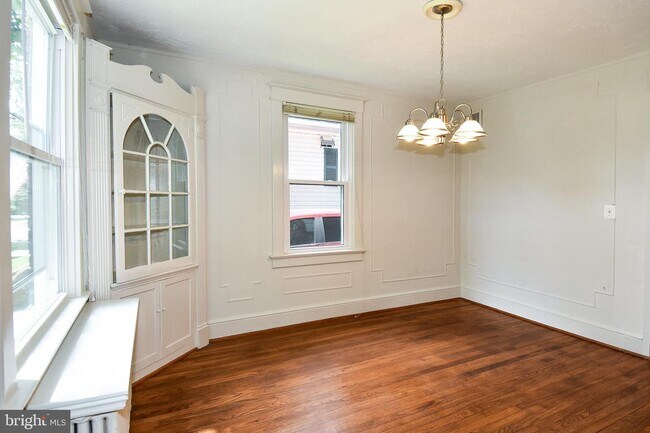 Building Photo - 633 24th St S