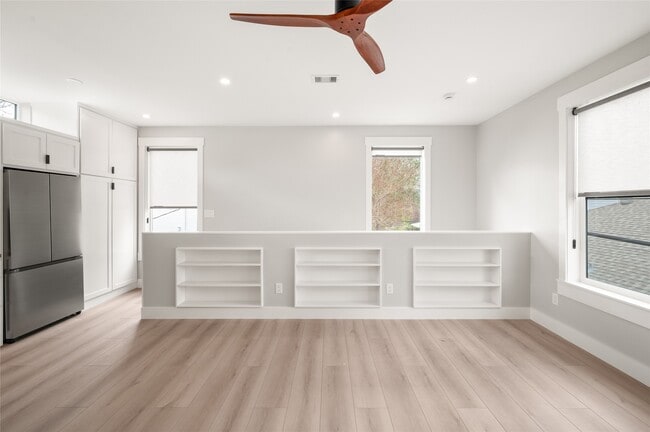 Building Photo - 323 E 24th St