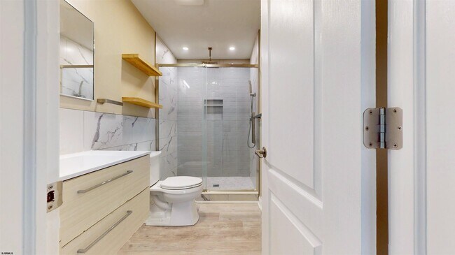 Building Photo - 450 Redwood Ave