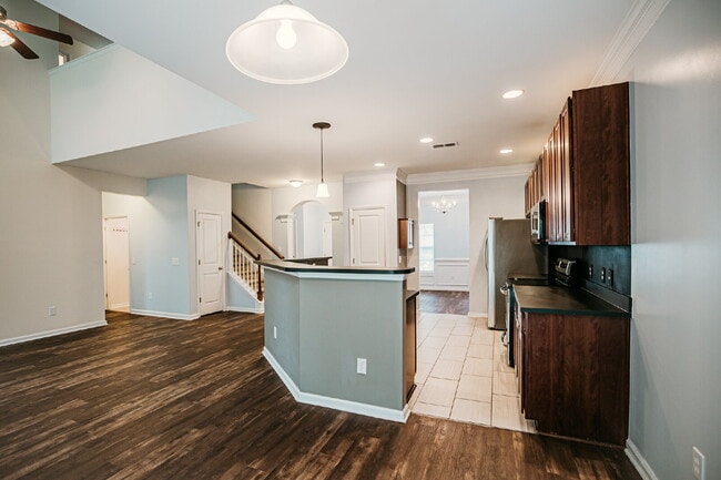 Building Photo - 4 Bed/2.5 Bath/Primary downstairs