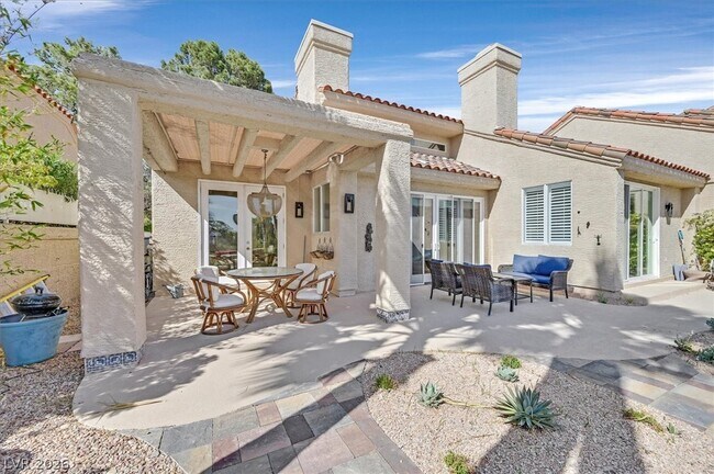 Building Photo - 8161 Round Hills Cir