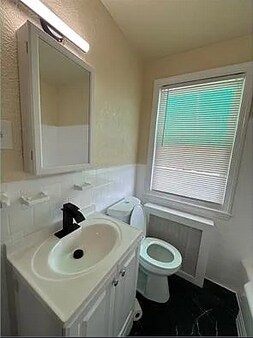 Building Photo - 3 Bedroom 2 bathroom