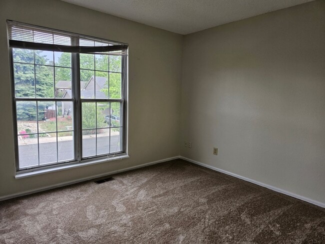 Building Photo - 2 Bedroom Home with Large Yard - Close to Waneka Lake Park