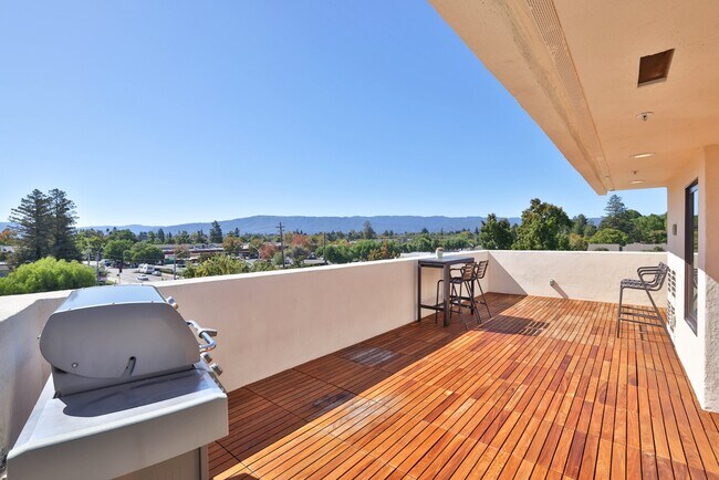 Building Photo - Modern 3-Bedroom Townhome with Rooftop Dec...