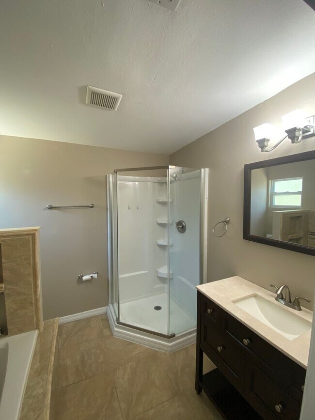 Building Photo - RANCH STYLE 3 BEDROOM 2 BATH  - NEAR USF & BUSCH GARDENS