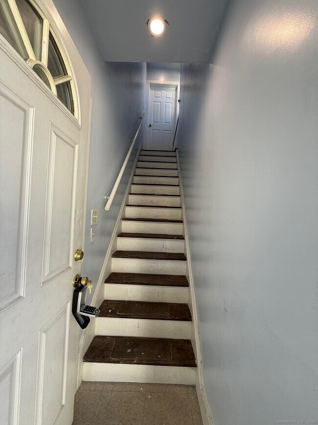 Building Photo - 498 Hawley Ave