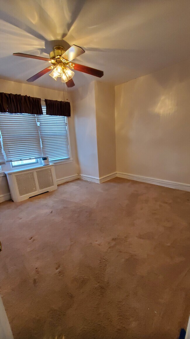 Building Photo - 1926 W Airdrie St