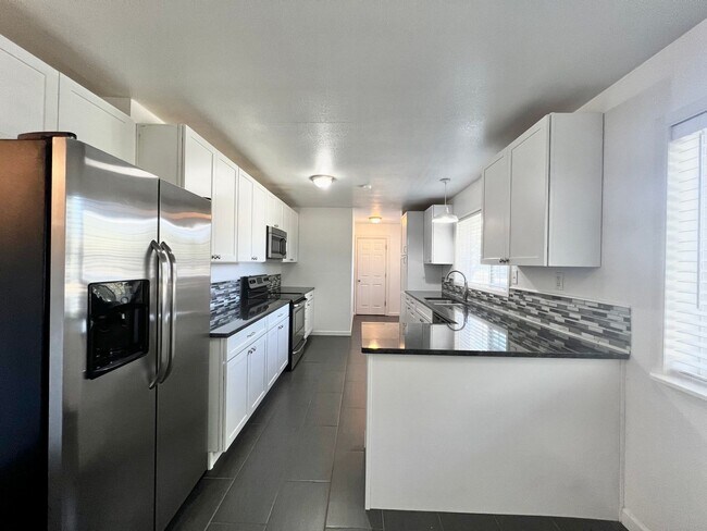 Building Photo - 3 Bedroom, 2 bath house