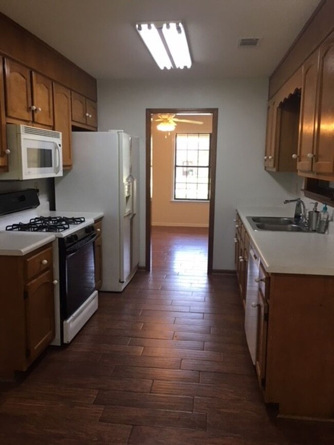 Building Photo - Cozy 3 Bed 2 Bath Available in April! Appl...