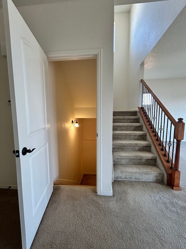 Building Photo - Spacious 5-Bedroom House with Large Fenced Yard