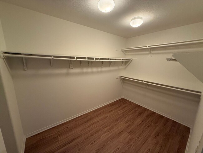 Building Photo - 5 Bedrooms 3.5 Bath in Willow Walk!