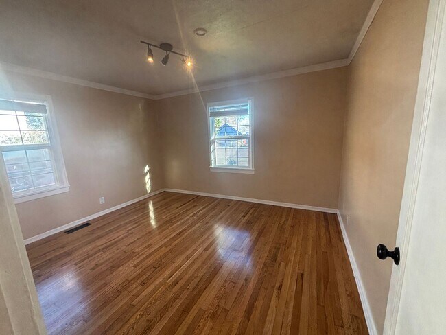 Building Photo - Charming 3 Bedroom 1 Bath single story home, with large yard