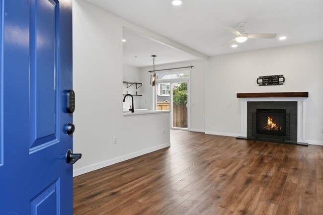 Building Photo - 3Bd/2.5Ba Edmonds Townhome