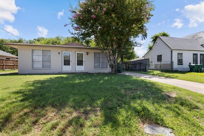 Building Photo - Spacious Duplex for Rent in Sherman, TX La...