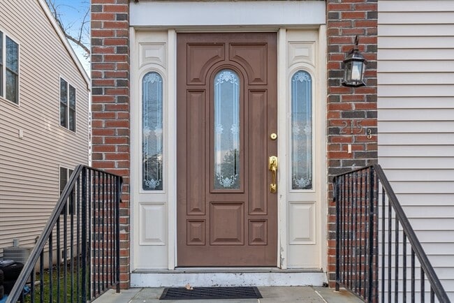 Building Photo - 215 St Mary St