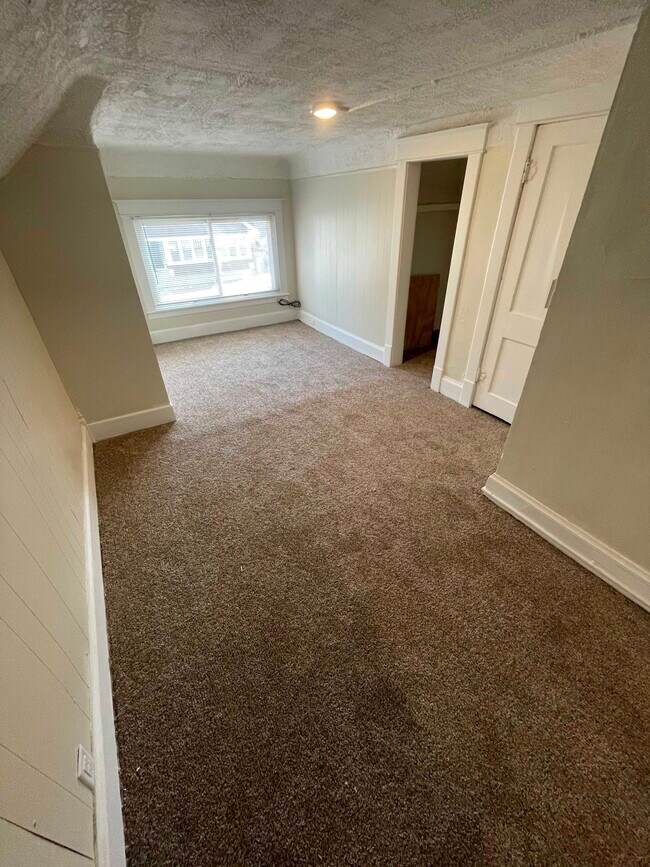 Building Photo - 1467 Division St