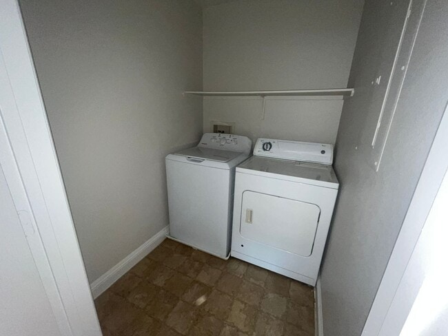 Building Photo - 2 story 2 bedroom - 2 bath - 1 car attache...