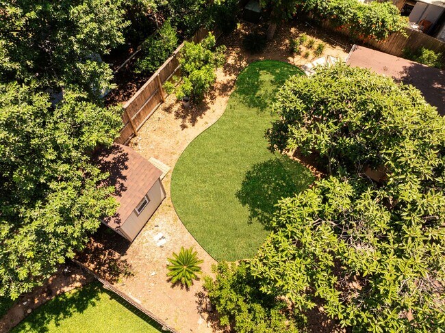 Building Photo - Spacious Cul De Sac Location Surrounded by...