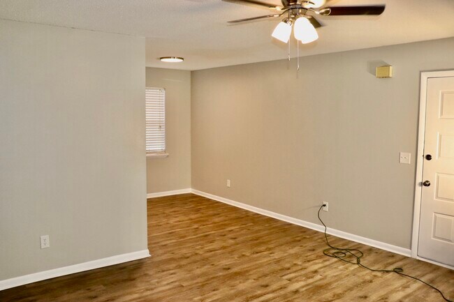 Building Photo - 300 Apache Dr