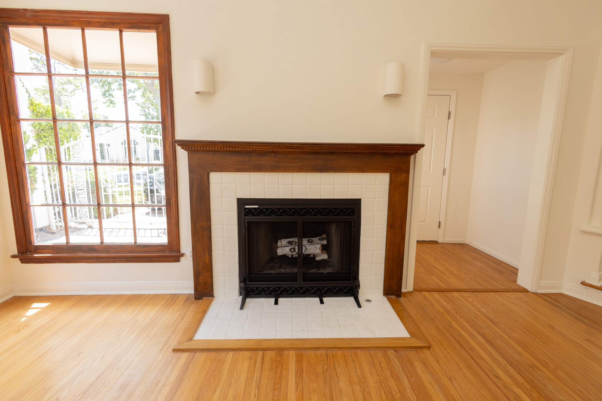 Building Photo - 446 S La Peer Dr