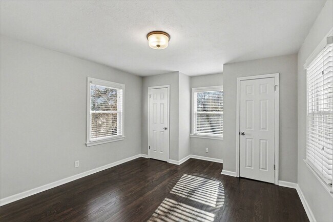 Building Photo - Remodeled 2 Bedroom 1.5 Bath - Overland Park