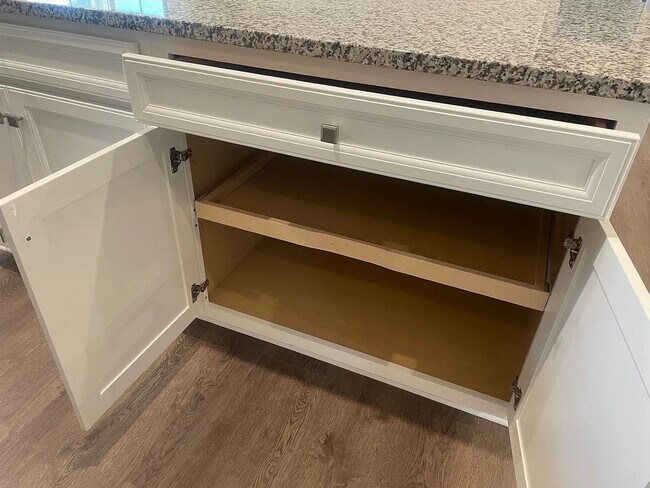 Building Photo - Newer Home