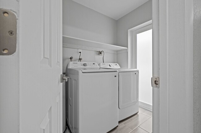 Building Photo - 1007 NE 9th Ct