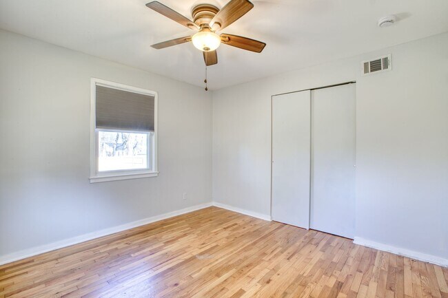 Building Photo - 3 Bedroom Single Family Rental - Fenced in yard