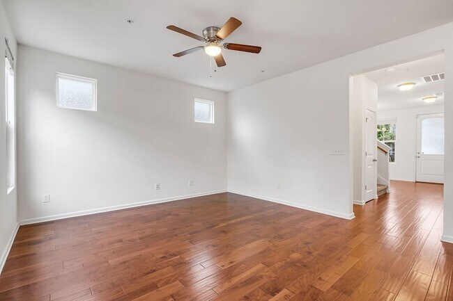 Building Photo - 1038 Livingstone Ln