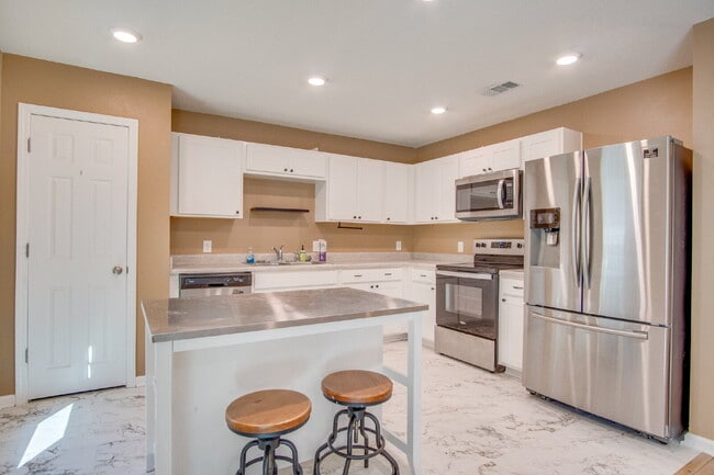 Building Photo - 3-Bed, 2-Bath Modern Home in Prime Locatio...
