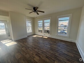 Building Photo - Spacious Large Duplex