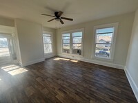 Building Photo - Spacious Large Duplex