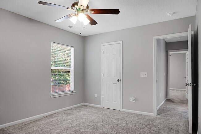 Building Photo - Spacious 2 Story, 4 BR, 2.5 BA, 2 Car Gara...