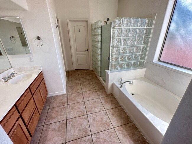 Building Photo - HOUSE - VILLAGE OF OAK CREEK