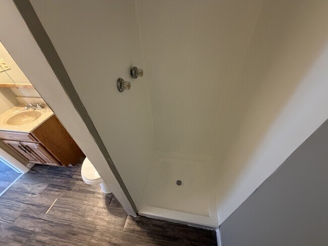 Building Photo - 4300 E 175th St