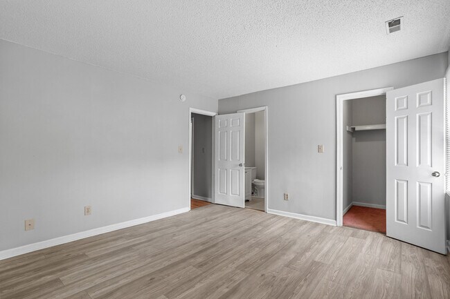Building Photo - 1321 Park Glen Dr