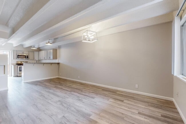 Building Photo - 1100 Alvarado Dr SE