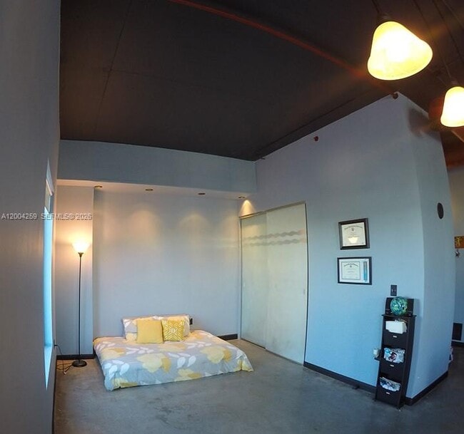 Building Photo - 10 SW South River Dr