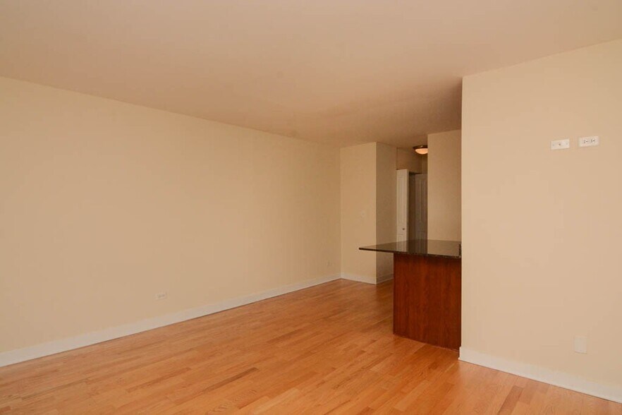 Building Photo - 630 W Wrightwood Ave