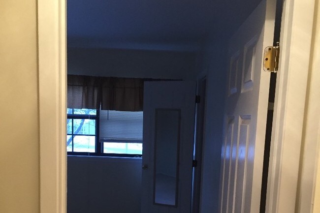 Building Photo - 1964 Crescent Ln