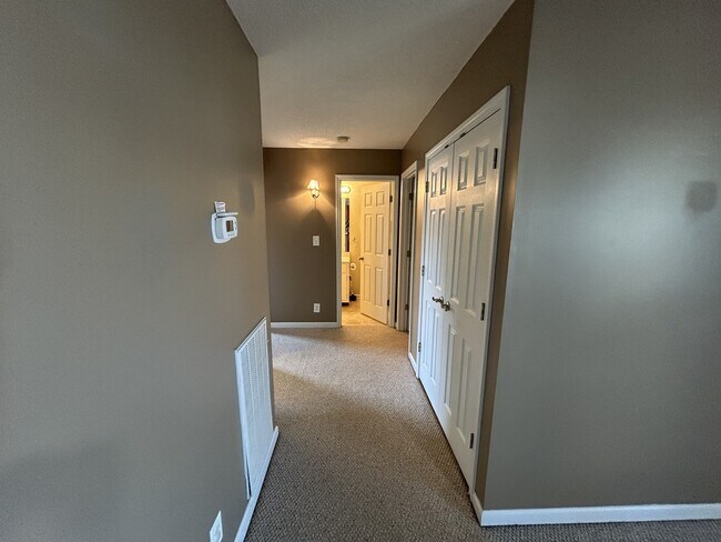 Building Photo - 3878 Roscommon Way