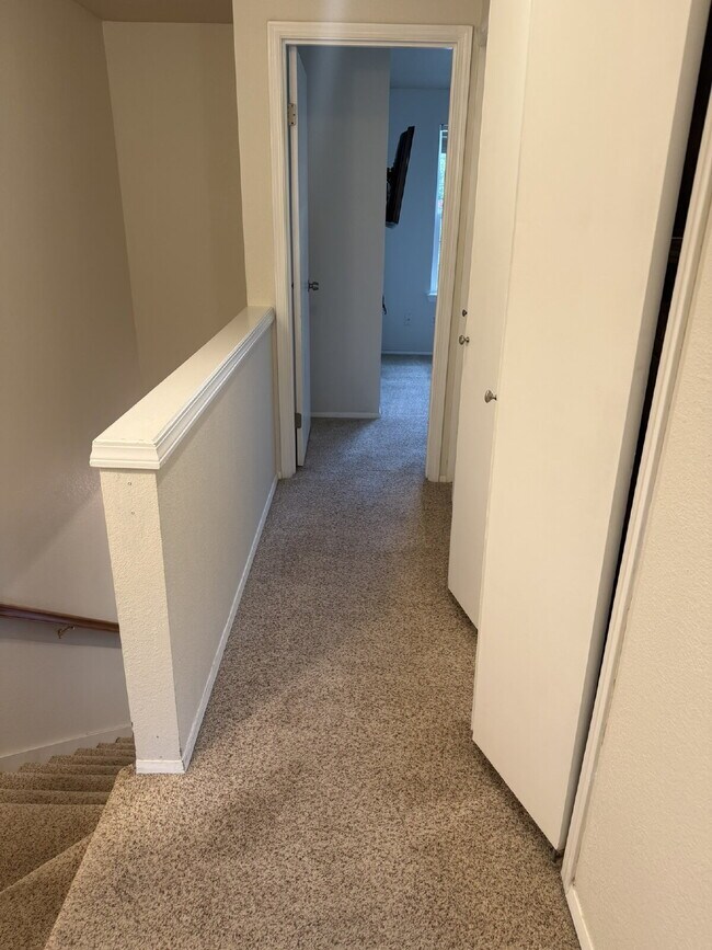 Building Photo - 2 Bedroom Townhome in Kent, Available for Immediate Move In