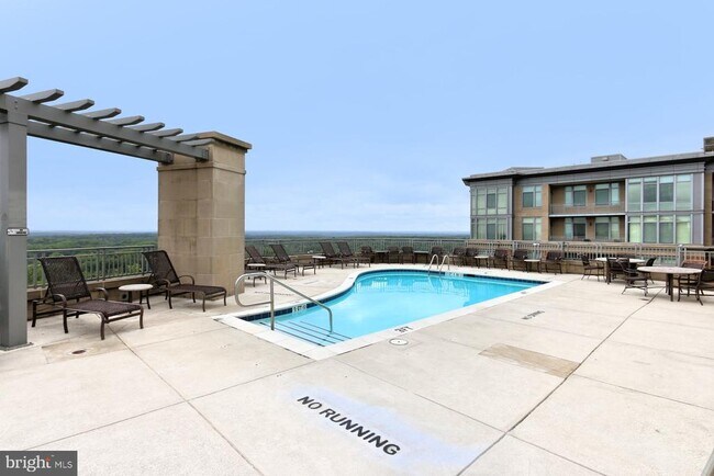 Building Photo - 8220 Crestwood Heights Dr