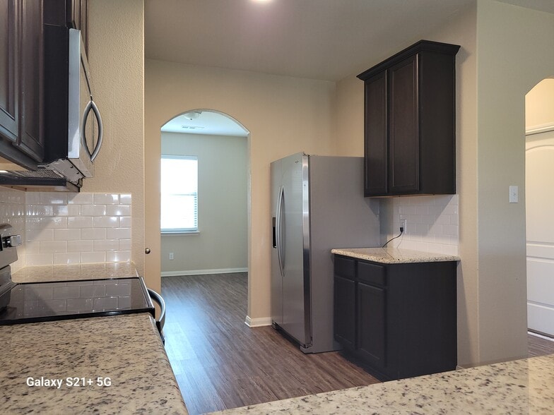 Kitchen- granite includnters- refrigerator inunters - 1514 Hill Top Ct.