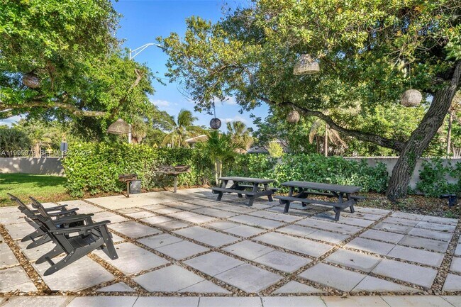 Building Photo - 605 Ives Dairy Rd