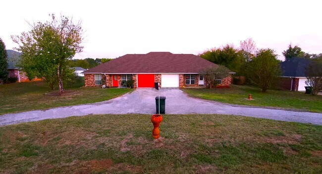 Building Photo - SUPER SPACIOUS 2 Bedroom, 2 Bathroom duple...