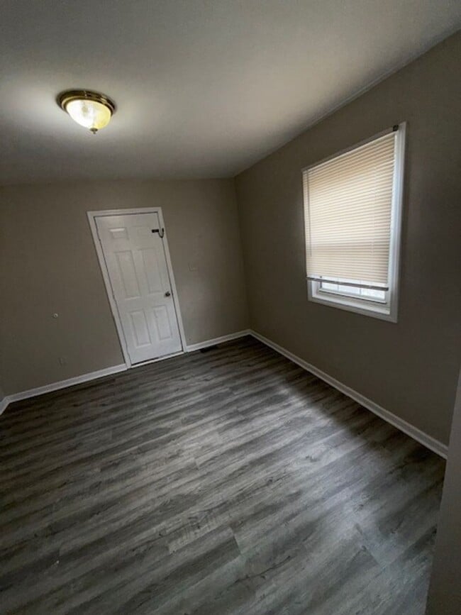 Building Photo - 1214 E Eichel Ave