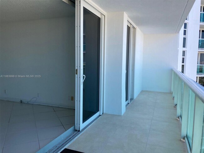 Building Photo - 100 Bayview Dr