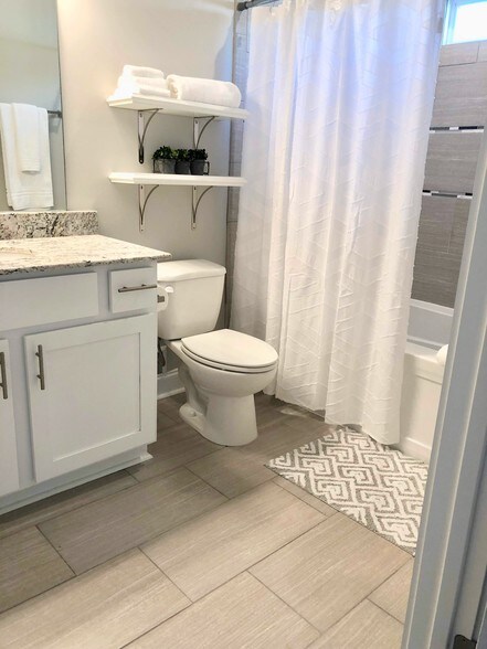 Master bathroom - 1220 Pithon St