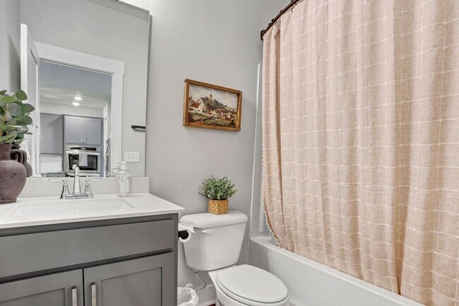 Building Photo - Spacious 4 bedroom 3 bath home with loft